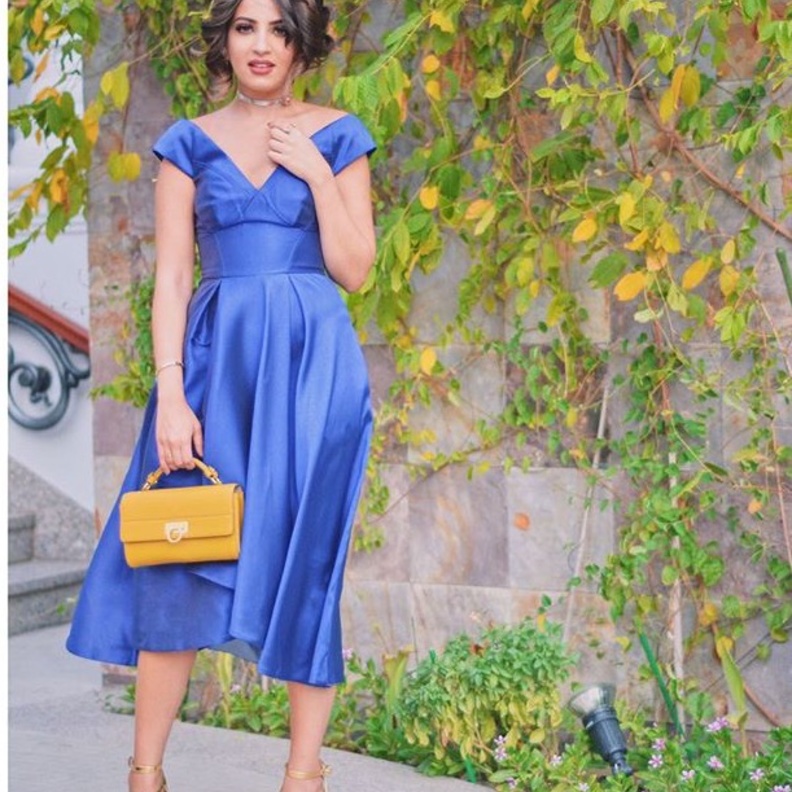فستان أنيق ومميز باللون الأزرق