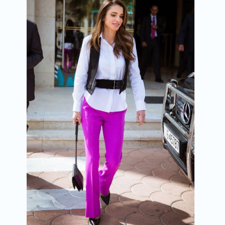 الملكة رانيا نسقت اطلالة أنيقة في تنورة ميدي مع قميص ناعم باللون الزهري