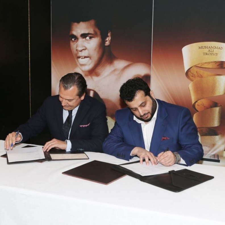 تركي آل الشيخ يوقع إتفاقية لاستضافة بطولة محمد علي كلاي للملاكمة