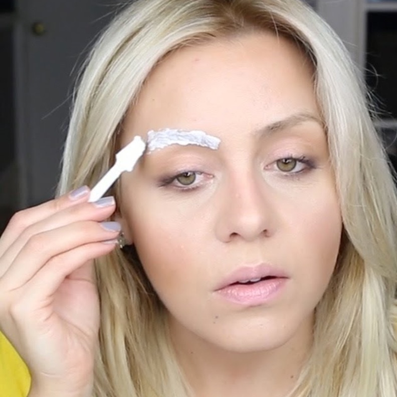 استخدمي أعواد القطن عند عملية الصبغ.