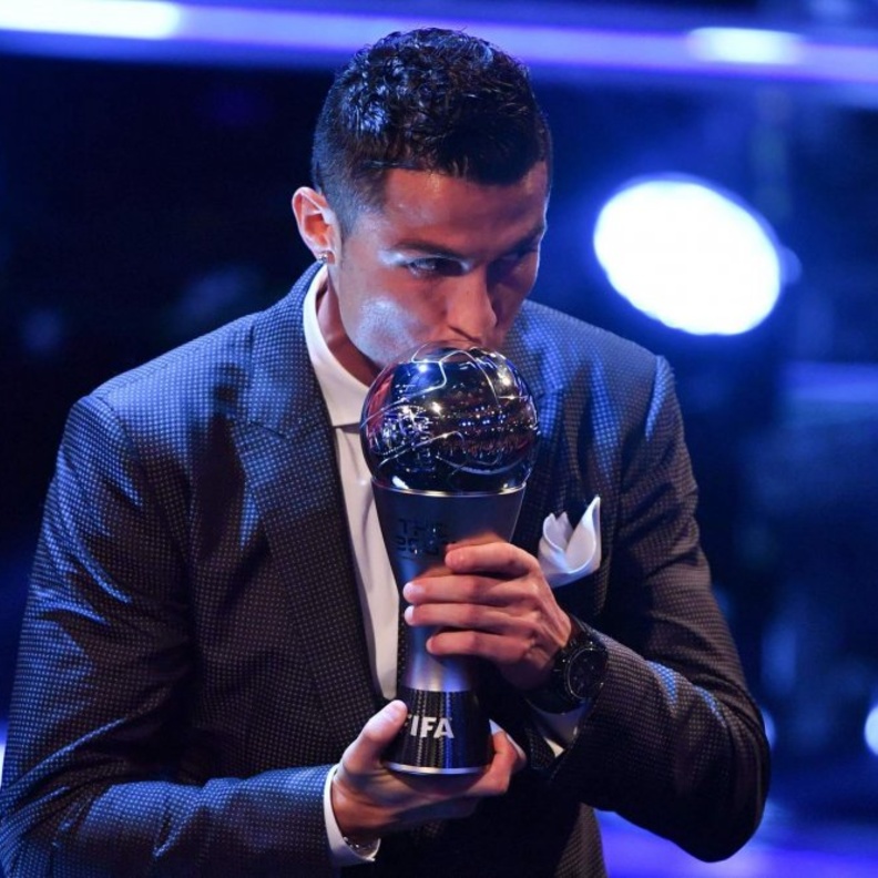 فاز مدرب ريال مدريد زين الدين زيدان بجائزة أفضل مدرب بعد تحقيق الثنائية