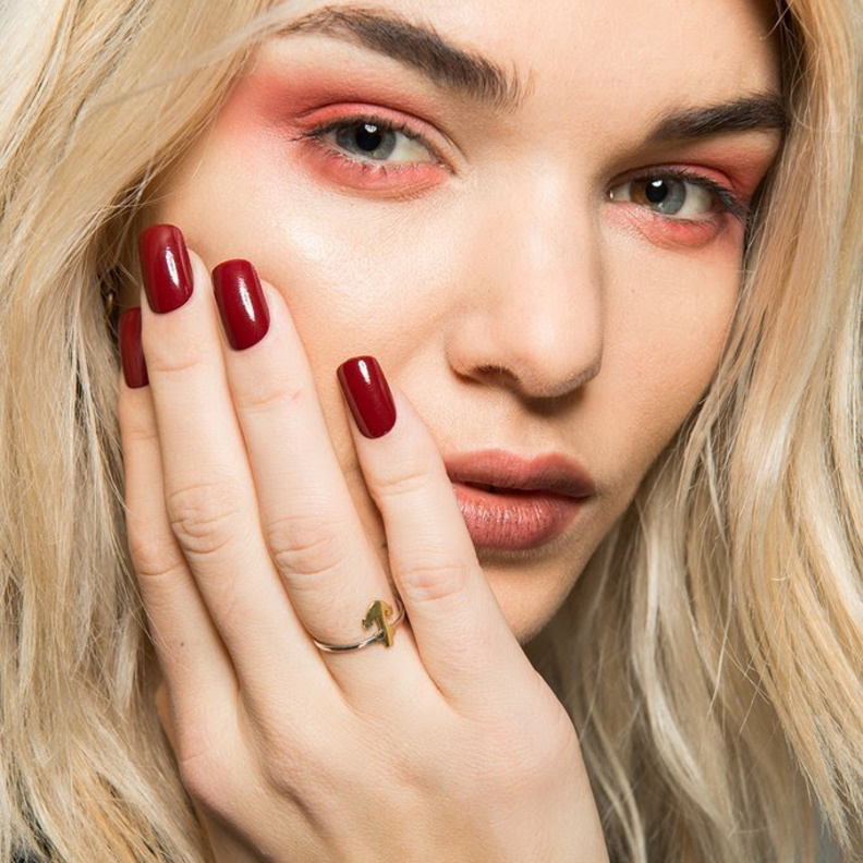 مناكير اللون الأحمر اللماع مع الاظافر الدائرية من Jeremy Scott
