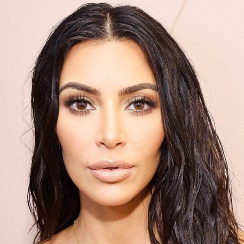 كيم كارداشيان احتفلت بعيد ميلادها في فيلا جبيلة