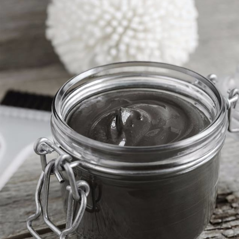 يفيد استخدام ماسك الطين في نقاء البشرة الدهنية.