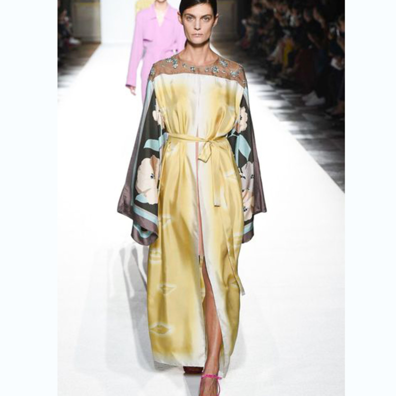 جلابية من توري بورتش من مجموعة ربيع وصيف ٢٠١٨