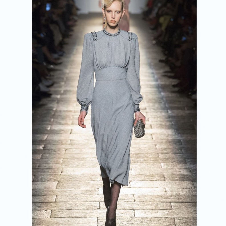 فستان باللون الزهري من مجموعة ايلي صعب لموسم خريف وشتاء ٢٠١٧-٢٠١٨