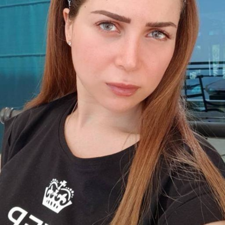 مي عز الدين تكشف عن وشمها الجديد