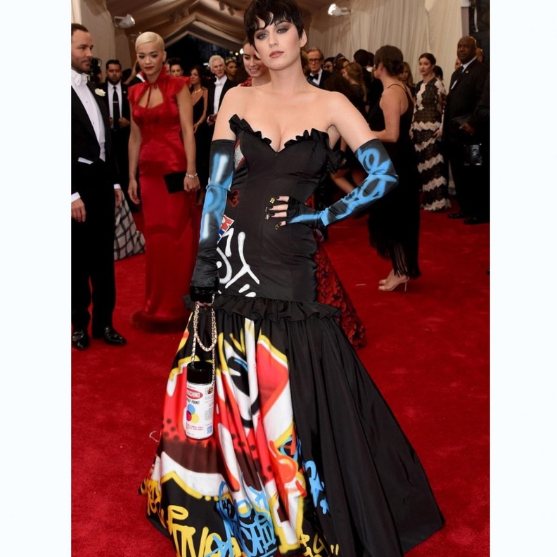 فستان من فيرساتشي من الجينز بتصميم غريب اختارته كايتي بيري