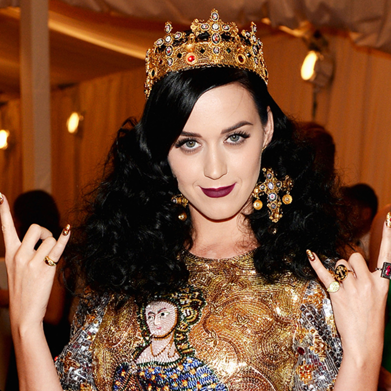 كاتي بيري ترتدي عقد من Lorraine Schwartz