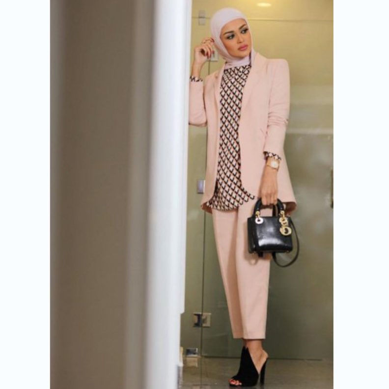 ملابس محجبات مع البدلات الرسمية باللون الوردي بأسلوب لينا اسعد