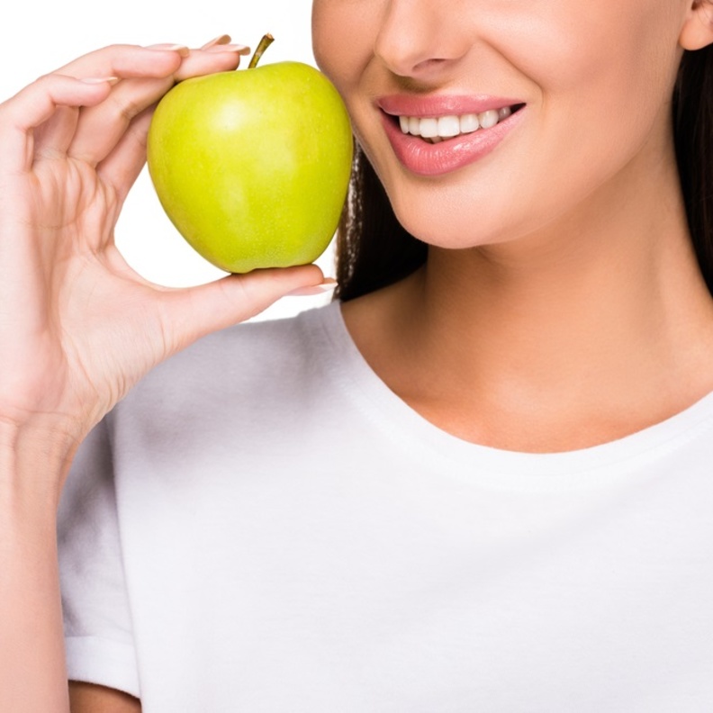 يلعب الغذاء دورا بارزا في الحفاظ على صحة الاسنان