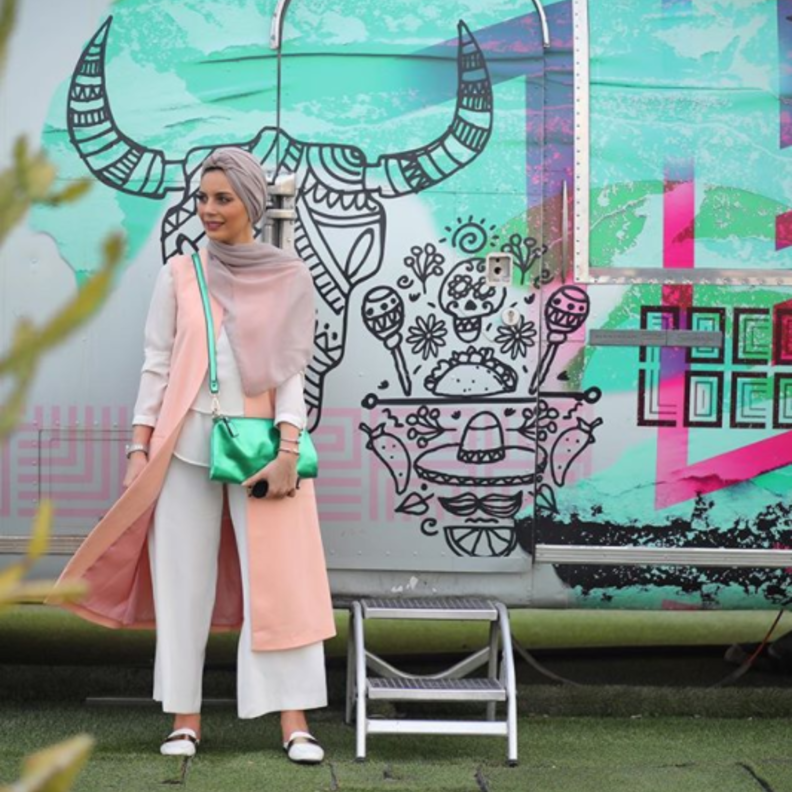 دينا الشريف مع اللون الترابي للجيليه الطويلة