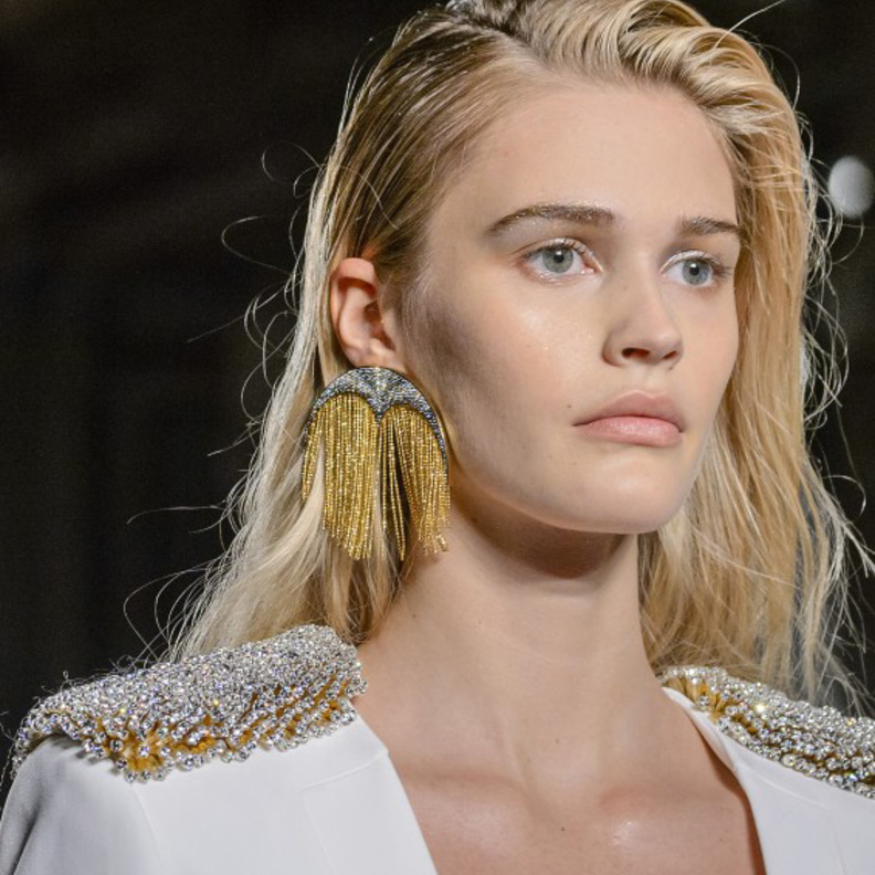 تسريحات شعر مع الشرائط على خطى عارضات ‏‎ Ryan Lo‏ ‏.