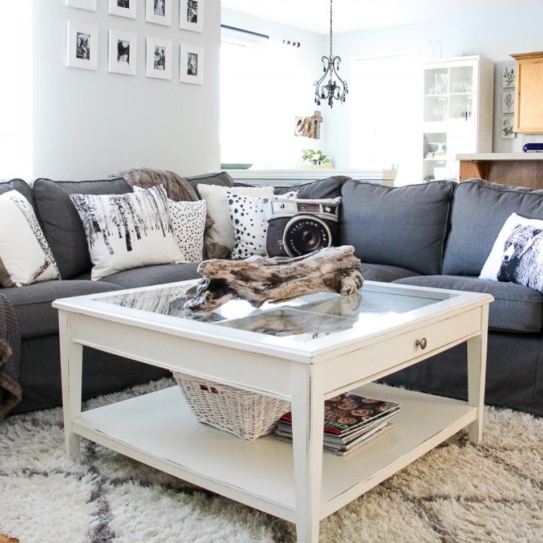 المخدات واللوحات والإكسسوارات مهمة في غرف المعيشة.