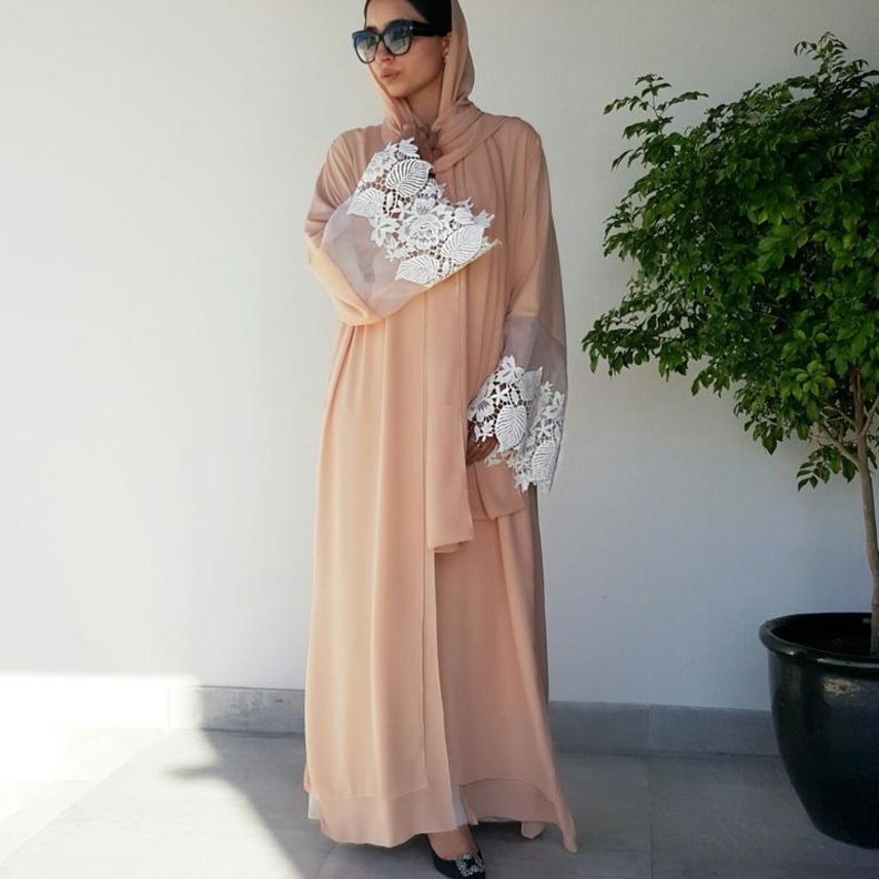 عباية من موزان سوداء مصممة من الكريب مع تفاصيل الدانتيل مع الأحجار السوداء اللامعة