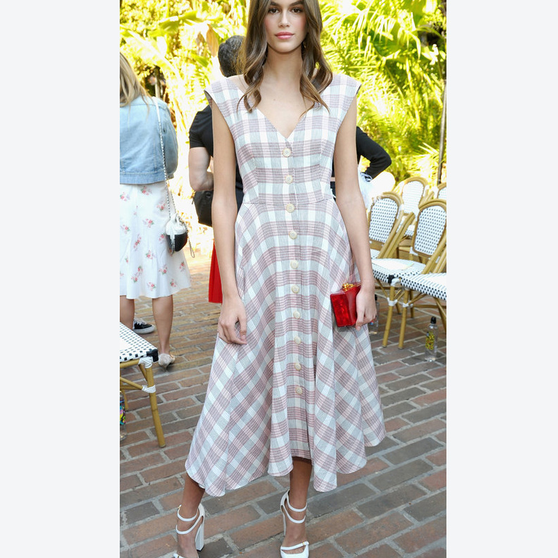 كيندال جينر ‏Kendall Jenner‏ حافظت على إطلالتها الشبابية مع بنطلون الجينز والتوب البيضاء الهادئة