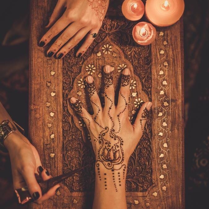 صور نقش حناء ناعم لليدين مع تمرير الرسمات على الاصبع الواحد