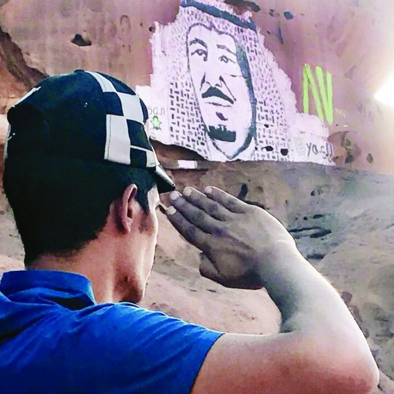شاب سعودي يعبر عن فرحته بمشروع نيوم بلوحة جدارية لولي العهد