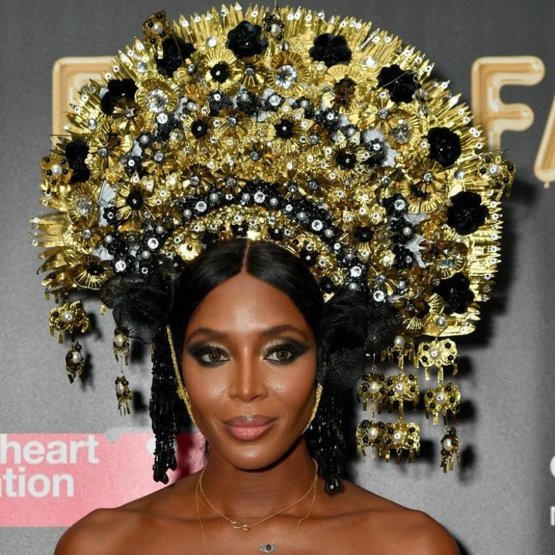 نعومي كامبل متألقة بأكسسوار ضخم خلال حضورها لحفل أمفار الخيري