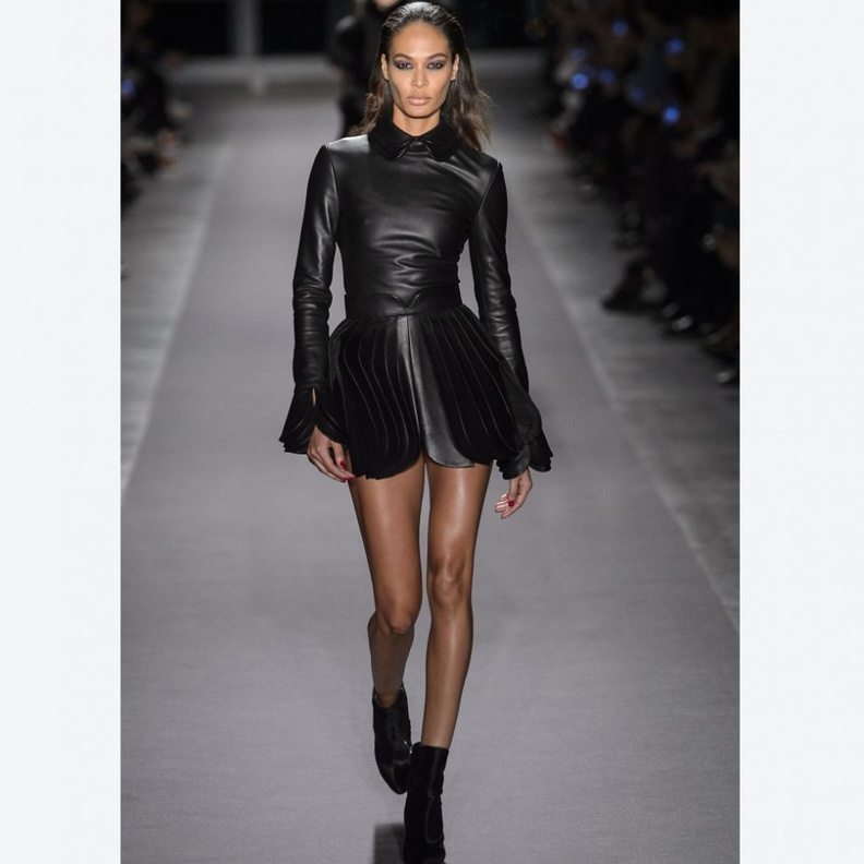 brandon Maxwell أسلةب راقي وقماشات شتوية وتنورة قصيرة تليق بقصيرات القامة