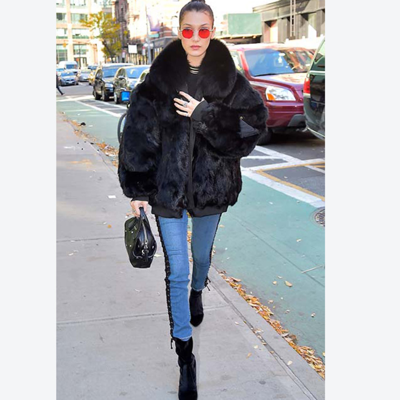 لوك عصري نسفته جيجي حديد وأكملته بتصميم نظارات شمسية لافتة.