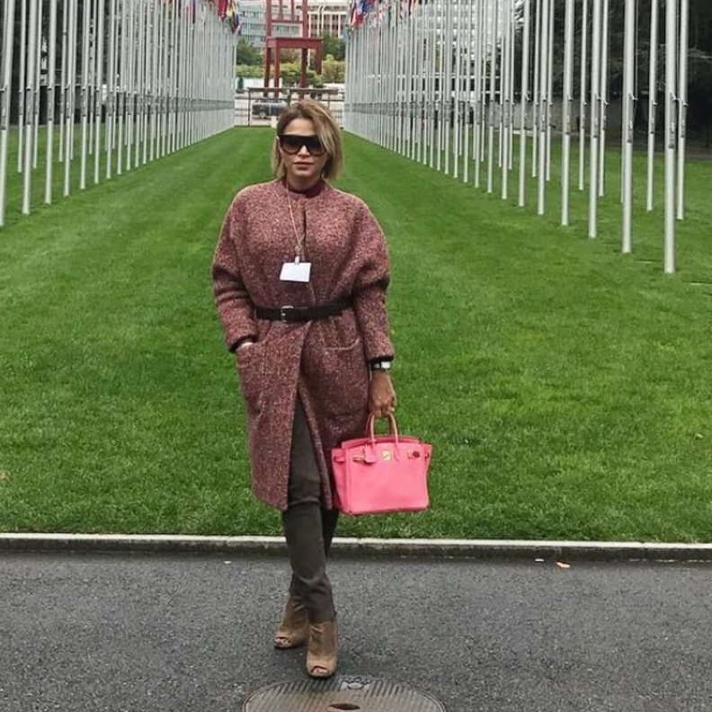 نهى نبيل بمعطف شتوي مع حزام عند الخضر