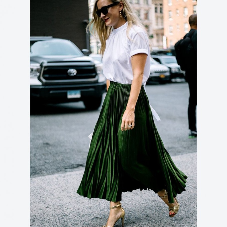  نسقي التنورة الزيتي الجلد مع القميص الابيض الكلاسيكي