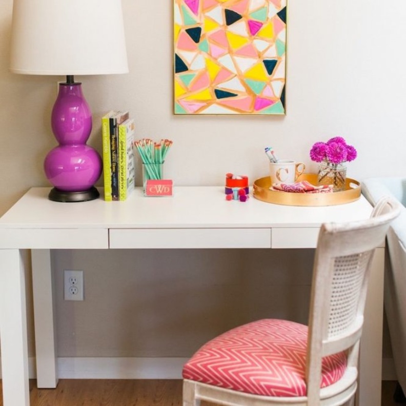 زاوية المنزل تتحول لغرفة مكتب صغيرة