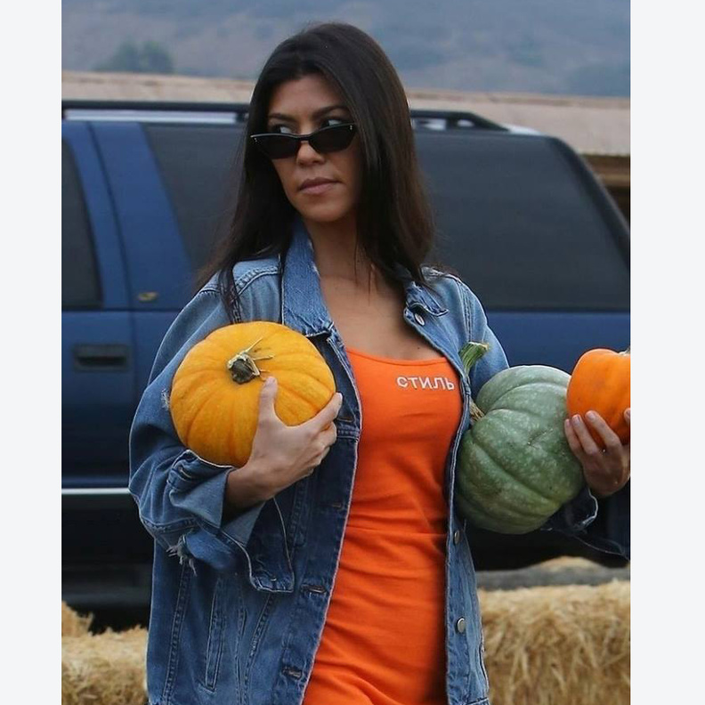 كورتني كاردشيان تختار عددا من حبات اليقطين استعدادا للاحتفال بالهالوين