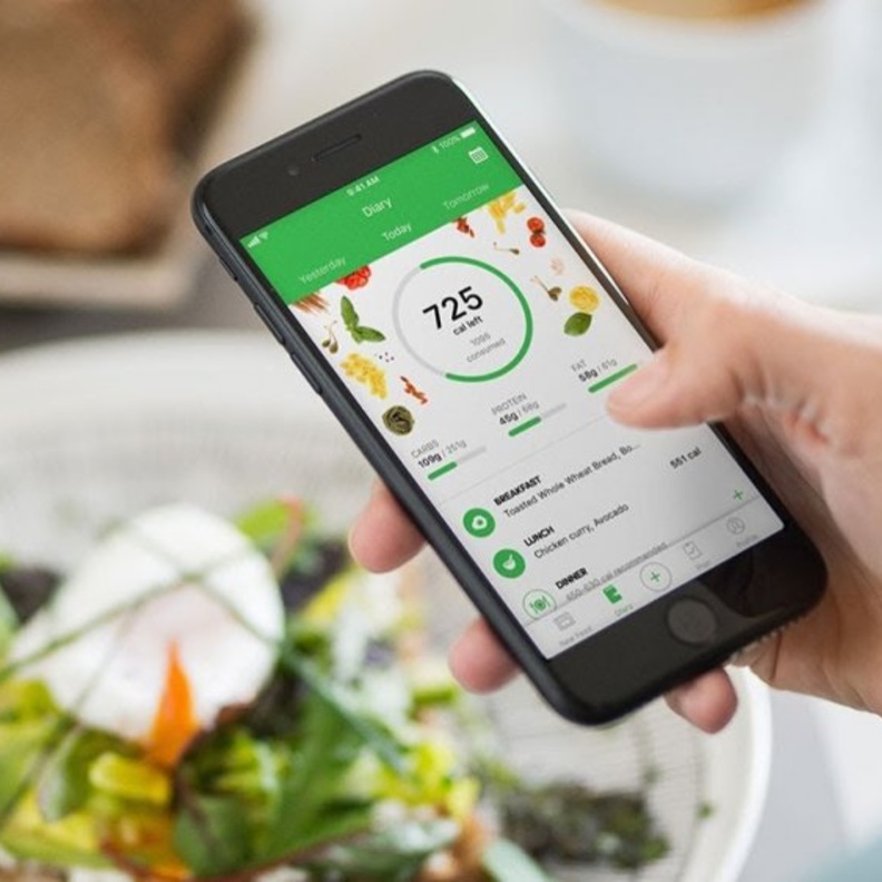 تطبيق Runtastic Balance Food Tracker & Calorie Counter يحسب عناصر الطعام الأساسية و القيم الغذائية للوجبات.