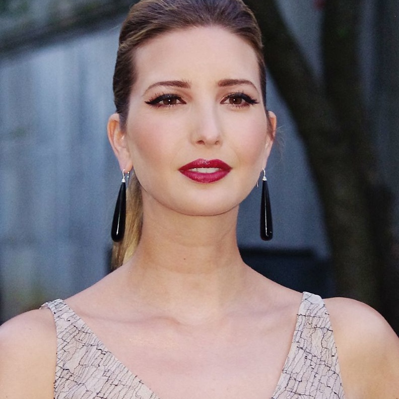 ايفانكا ترامب ترتدي أقراط لافتة من Marni