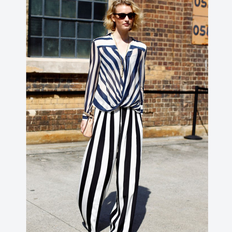 أسلوب فريد وعصري بتنورة دينيم بدرجات اللون الأزرق بنقشة الخطوط.