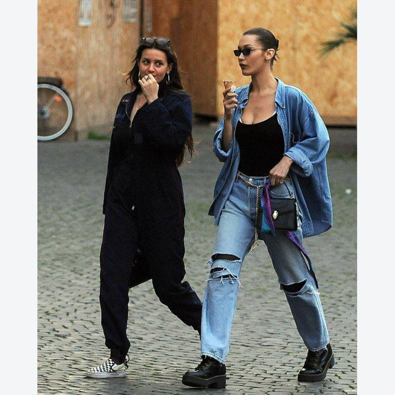 بيلا حديد تستمتع بتناول المثلجات برفقة صديقتها خلال زيارتها العاصمة الإيطالية روما