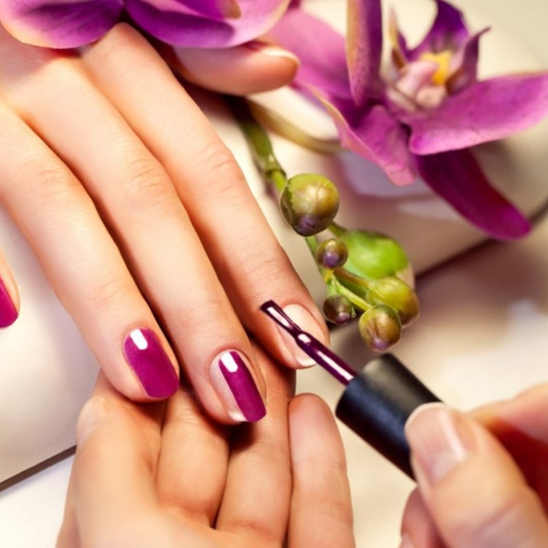 مناكير باللون الاحمر للاظافر القصيرة