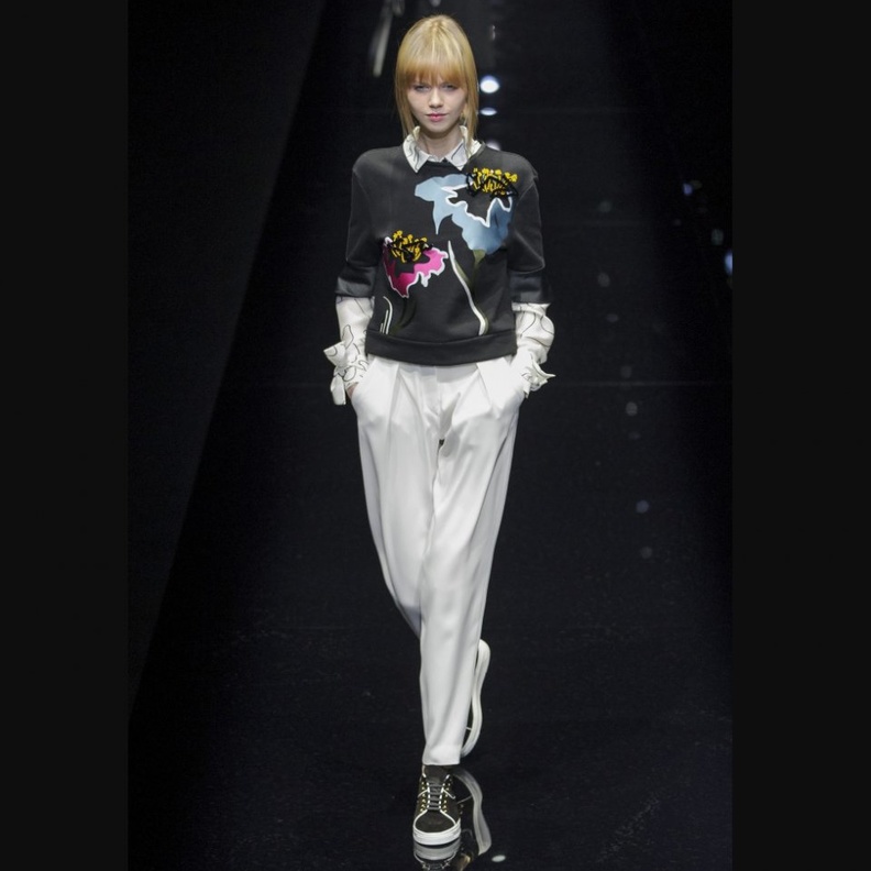 tod s تنسيق راقي بين الأسود والأبيض.