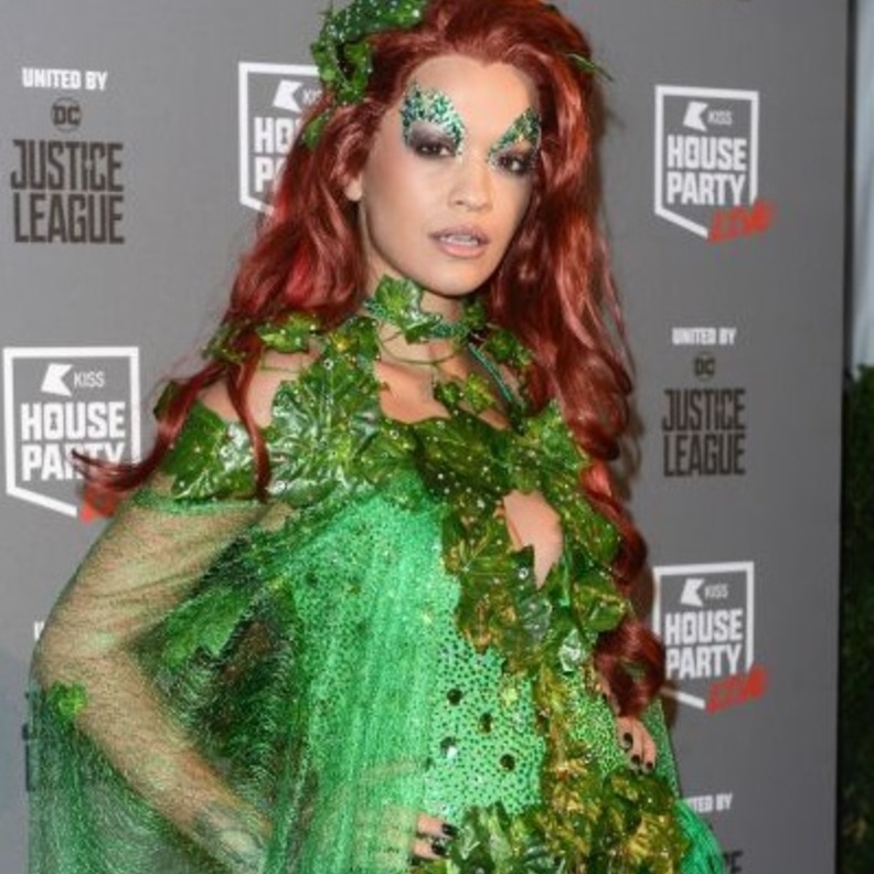 إطلالة لورين كونراد مثل كرويلا دي فيل.