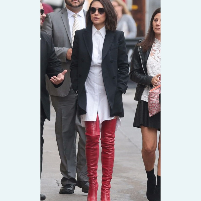 هيفاء وهبي بموضة الجزمة العالية المخملية باللون الاحمر مع الفستان الميدي البنفسجي