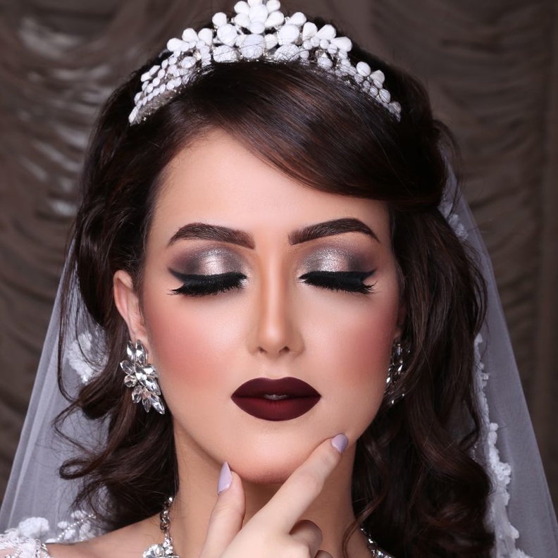 يبرز المكياج الخليجي الملامح الشرقية للعروس