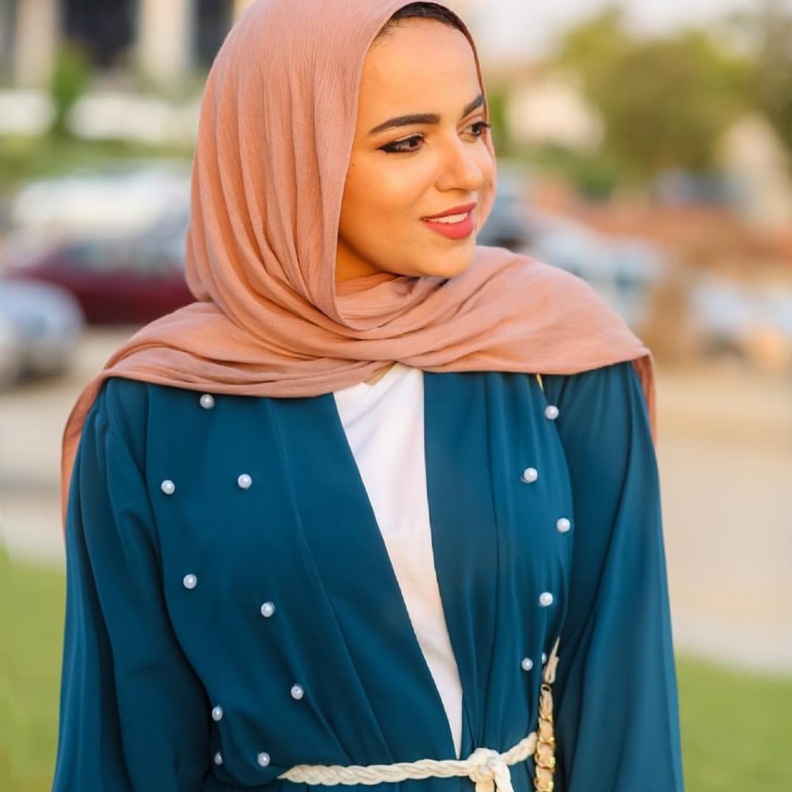 لبس الاسكارف للمحجبات مع اسدال الوشاح من جهة واحدة بأسلوب دينا طوكيو