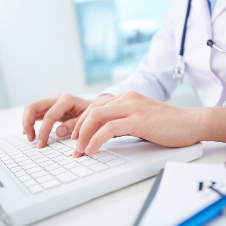 الدكتورة منال الناصر أول سعودية في منصب مديرة تنفيذية