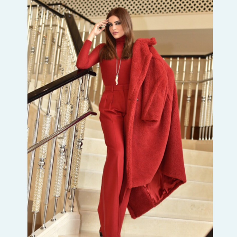 اختارت شيمة بدلة ذات تصميم أنيق باللون الأحمر العنابي وزينتها بحزام لافت على الخصر