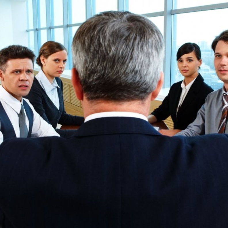 الموظّف العقرب هادئ، واثق من نفسه ويعرف ماذا يريد