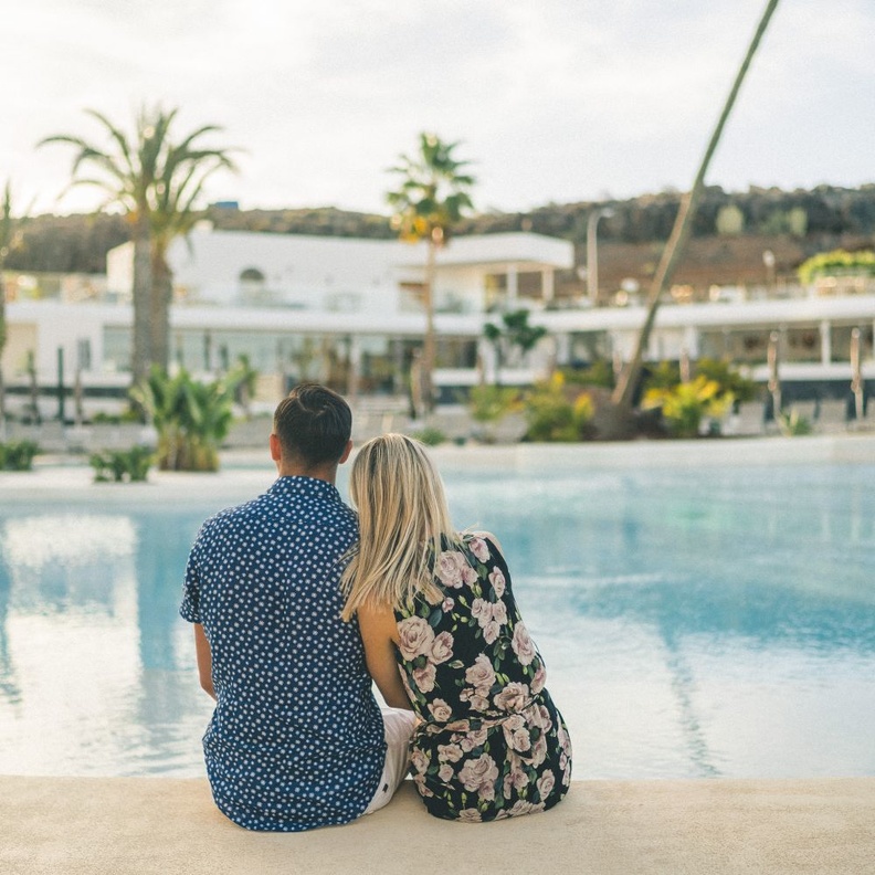 شواطئ جزر الكناري تنعش العرسان بنسائم المحيط الاطلسي