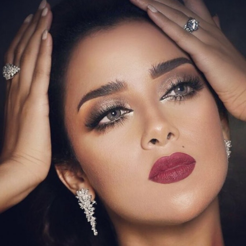 بلقيس فتحي مشرقة بمكياج قوي وبرونزي