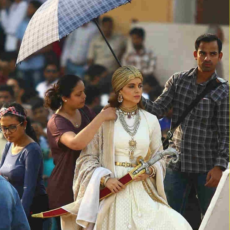 كانجانا رانوت في إطلالة ملكية في موقع تصوير فيلمها الجديد