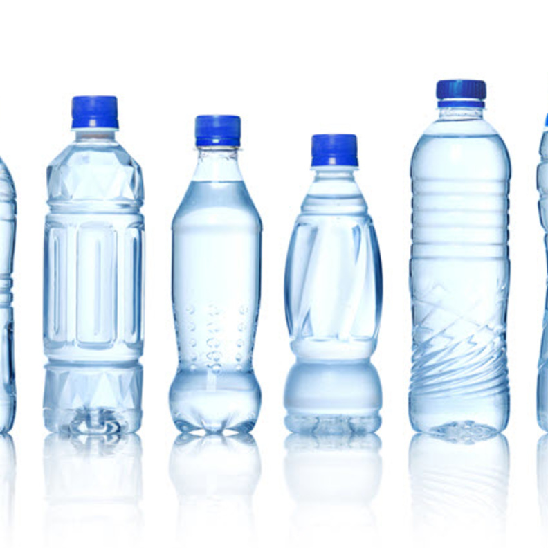 تحذير من شرب زجاجات الماء الموجودة في السيارة