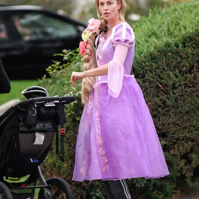 يبدو أن تشارليز ثيرون النجمة الوحيدة التي لم توفق في اختيارها لأزياء الهالوين هذا العام !