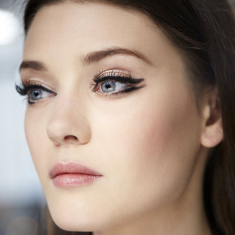 طريقة وضع الايلاينر للعيون 