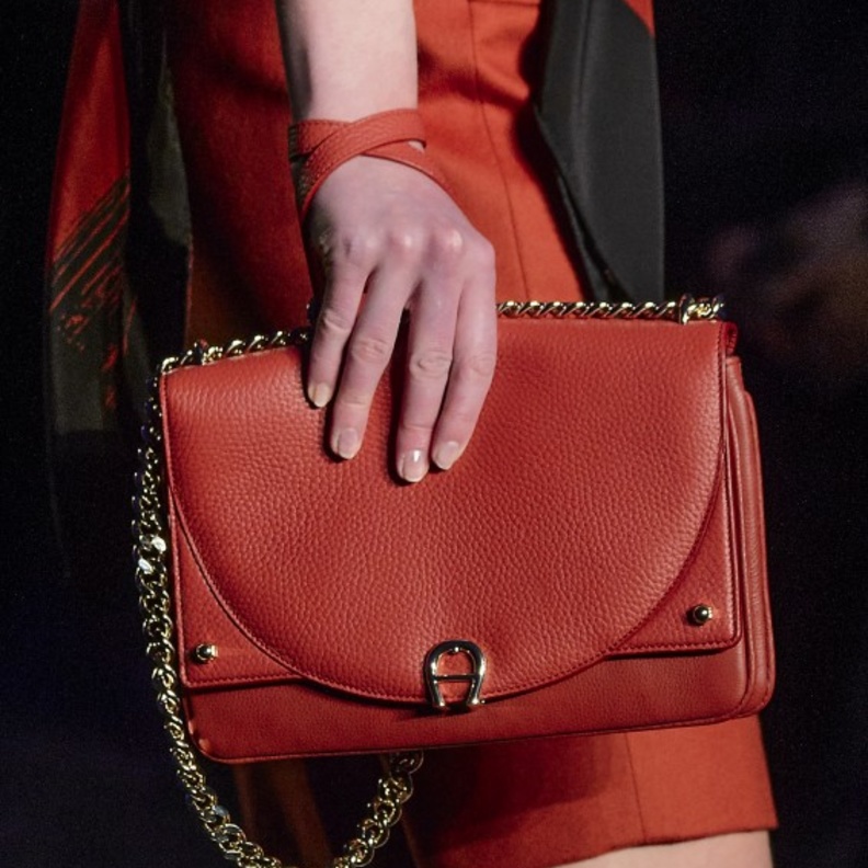 قبّعة باللّون الأحمر ممزوجة بالفضّي من ديزيغوال