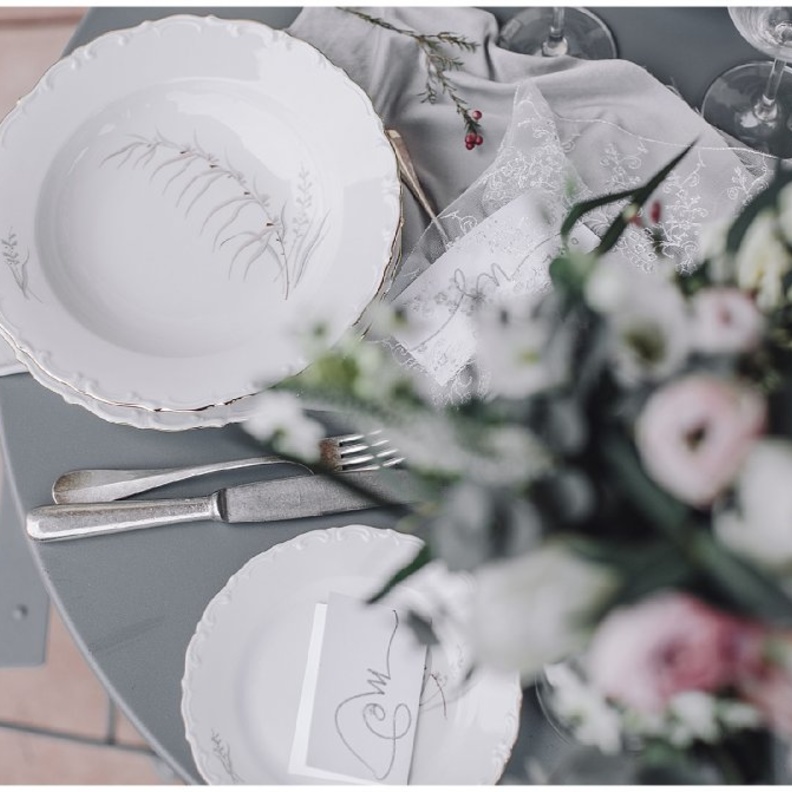 استلهمي اجمل الافكار لزينة طاولات الزفاف من اللون الرمادي